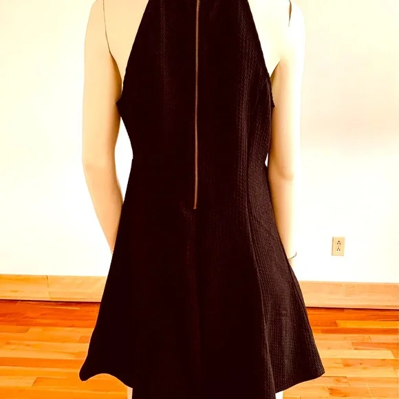 Eye-Catching LBD Mini!! - Picture 2 of 4